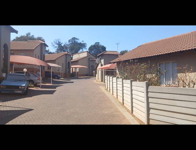 4 BEDROOM TOWNHOUSE FOR SALE IN MONDEOR